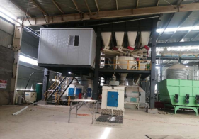 反芻動(dòng)物飼料機(jī)組與TMR攪拌機(jī)的配合使用