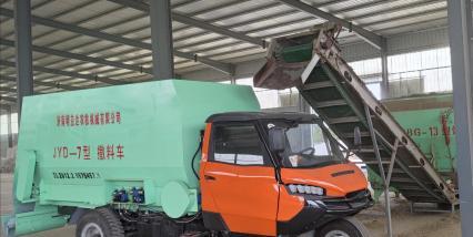 7立方三輪車式撒料車 