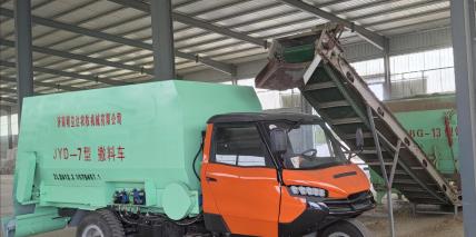 7立方撒料車配13立方攪拌機